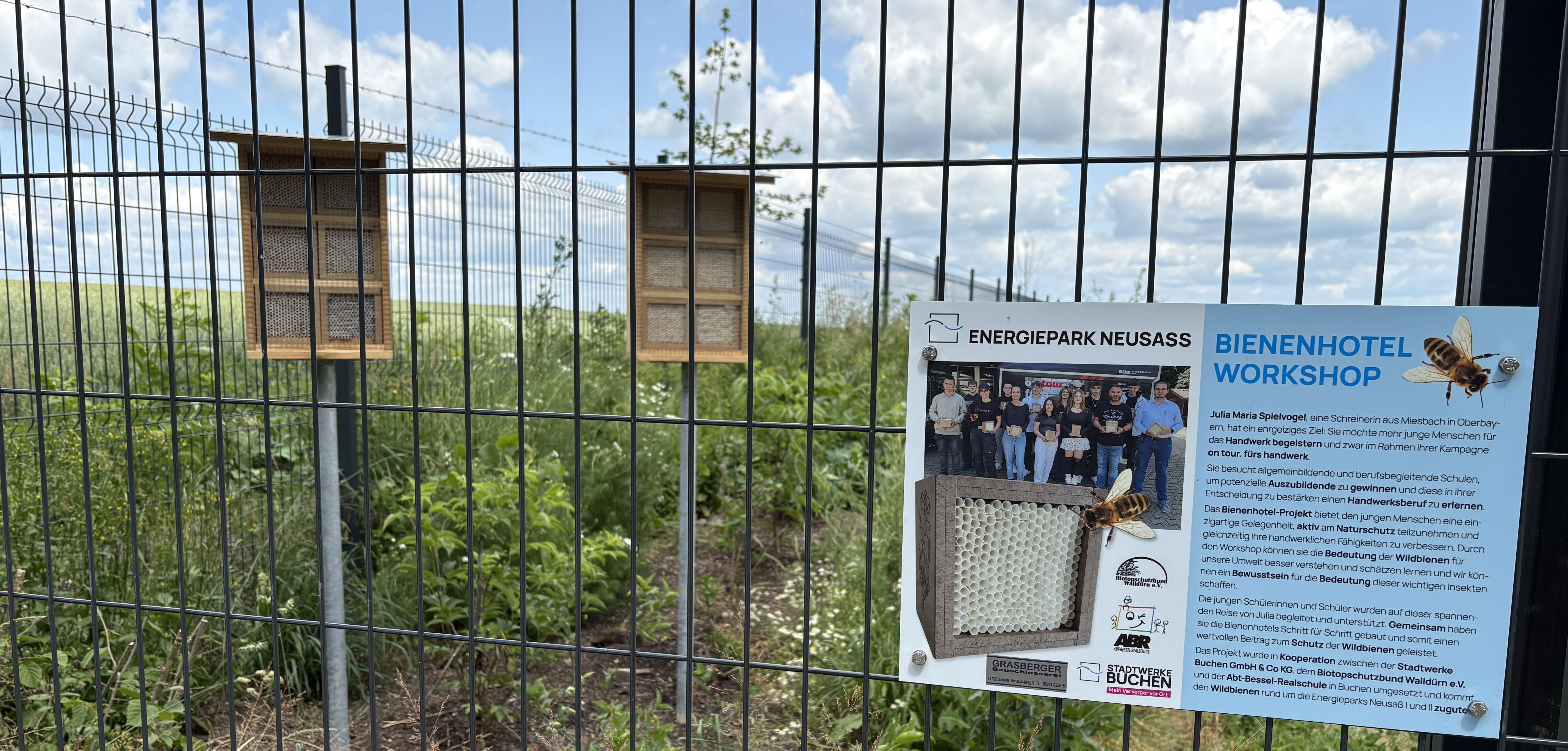 Der Natur zuliebe: Zwei Bienenhotels im Energiepark Neusass II errichtet