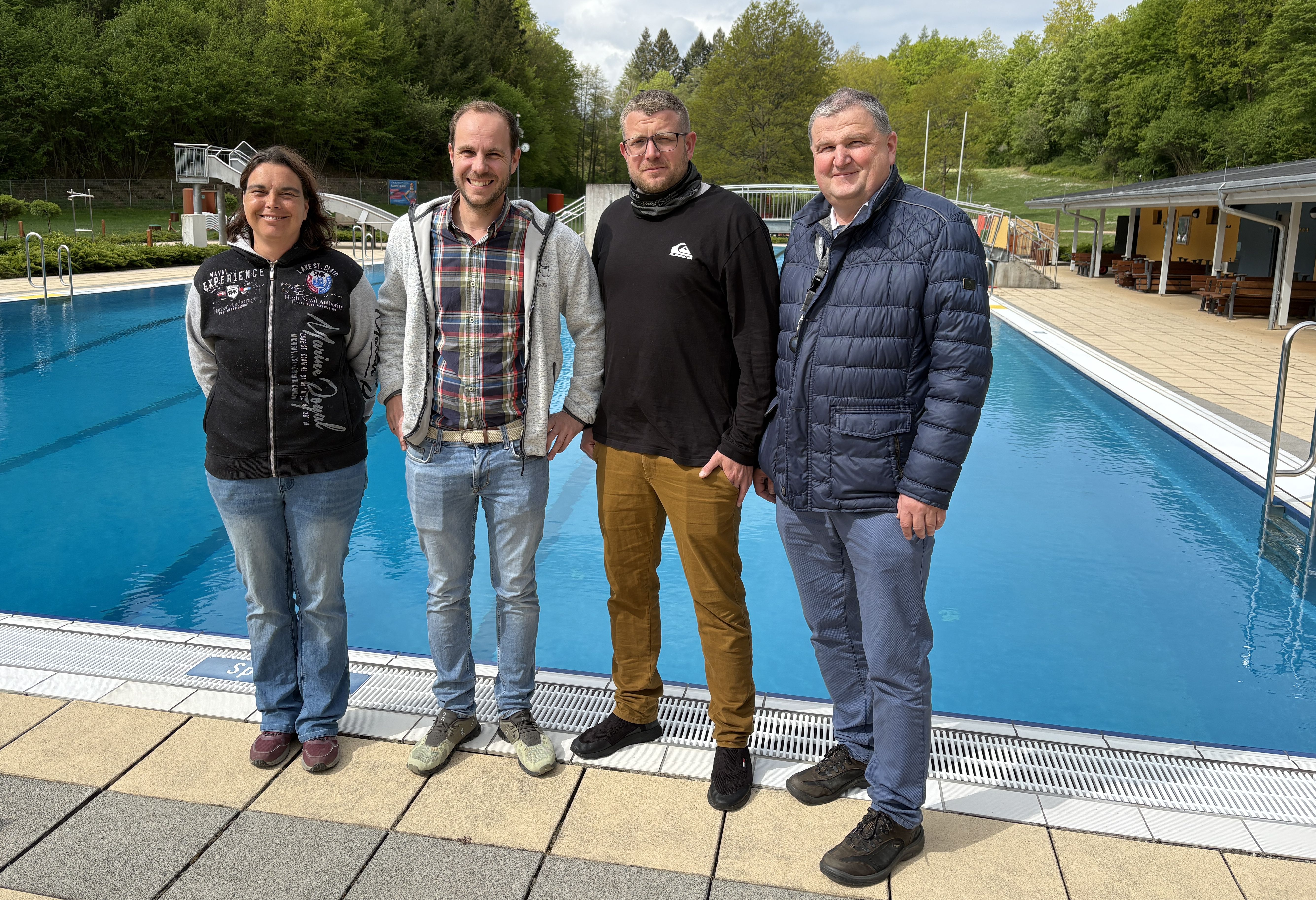 Teamleiterin Manuela Derix, Maurice Matthé, Abteilungsleiter Gas, Wasser und Bäder, sowie der technische Geschäftsführer der Stadtwerke Buchen, Andreas Stein gratulierten Herrn Markus Wollner herzlich zu dem bestandenen Abschluss zum „Geprüften Meister für Bäderbetriebe“.