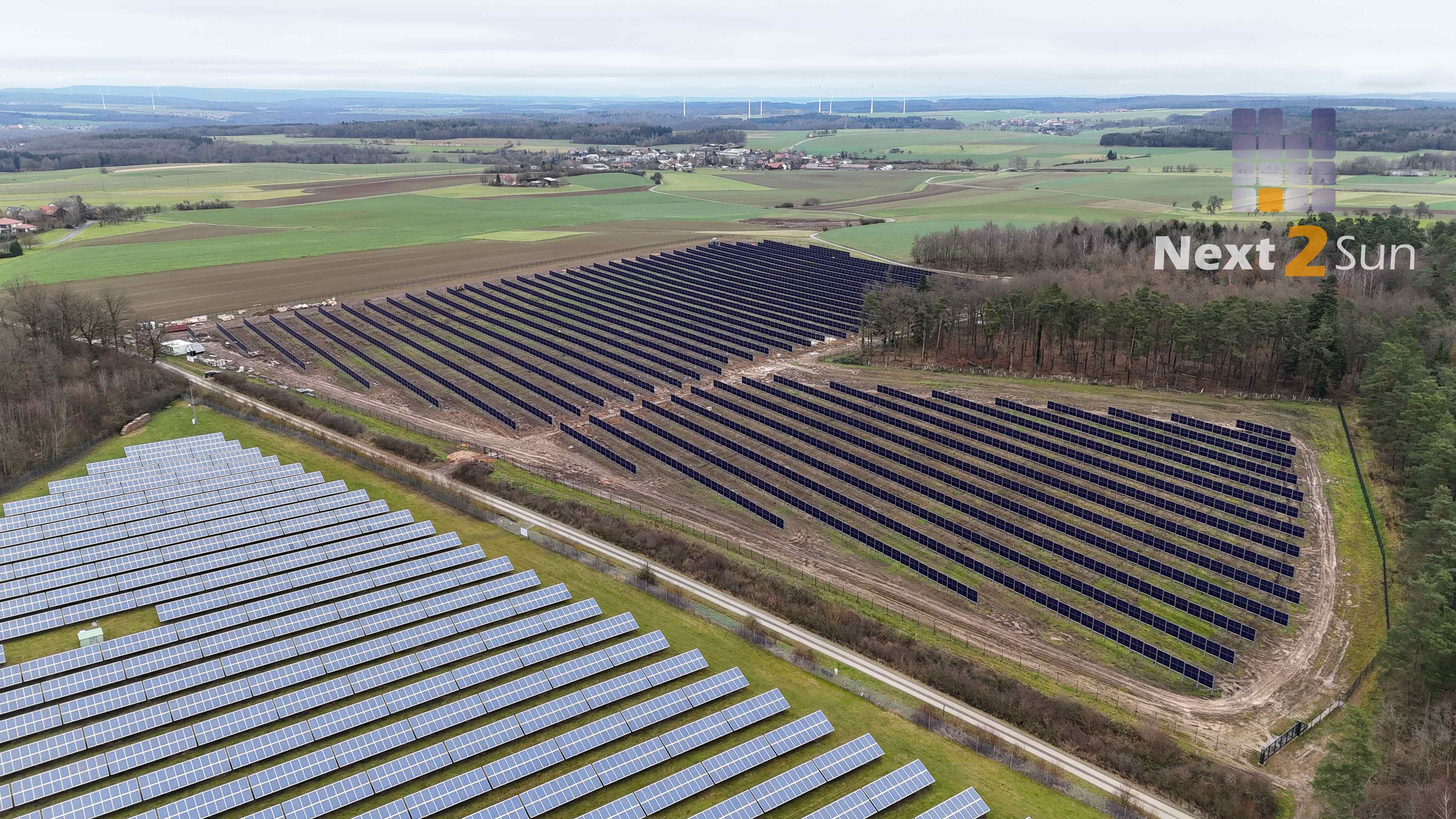 Vertikale Agri-PV-Anlage »Energiepark Neusaß II« in Walldürn-Neusaß: Vertikale Agri-PV-Anlagen ermöglichen, dass über 90 Prozent der Fläche zwischen den Modulreihen weiterhin landwirtschaftlich bewirtschaftet werden kann. (Bild Next2Sun)
