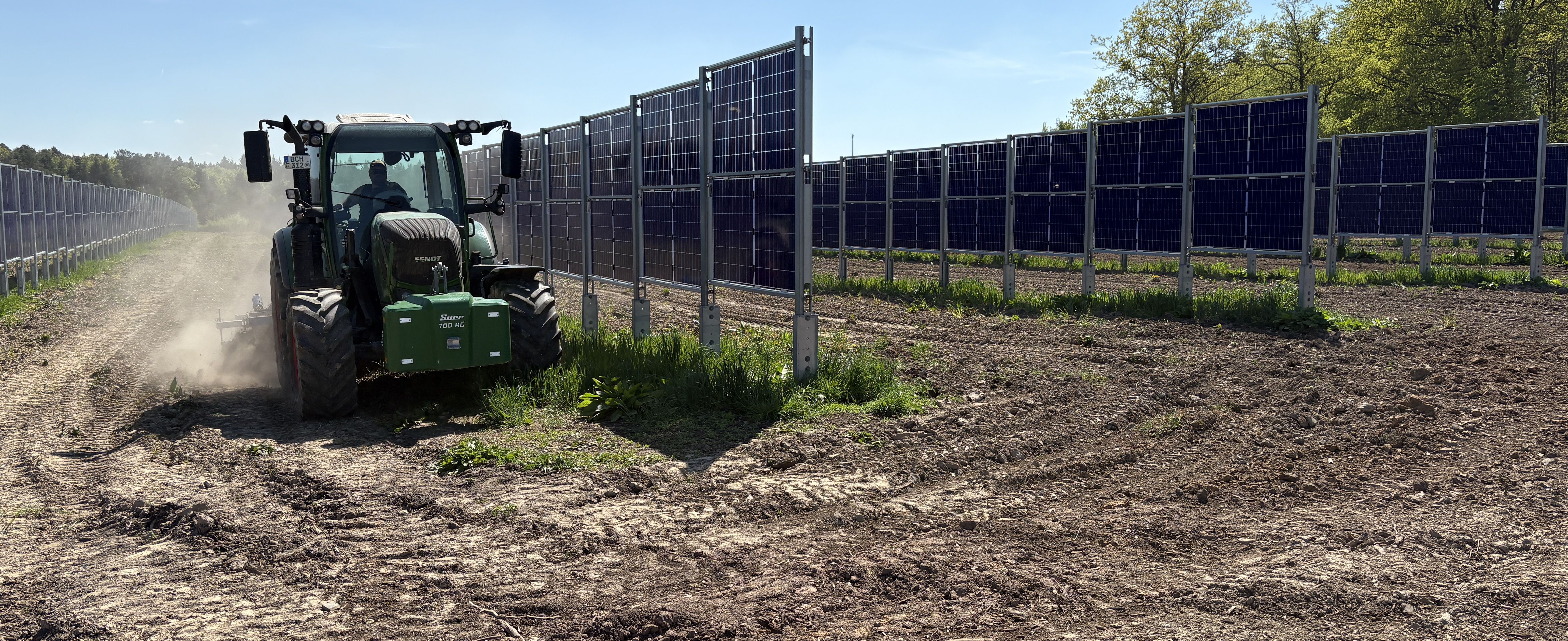 Vertikale Agri-PV-Anlage »Energiepark Neusaß II« in Walldürn-Neusaß: Vertikale Agri-PV-Anlagen ermöglichen, dass über 90 Prozent der Fläche zwischen den Modulreihen weiterhin landwirtschaftlich bewirtschaftet werden kann. (Bild Gerd Herold)