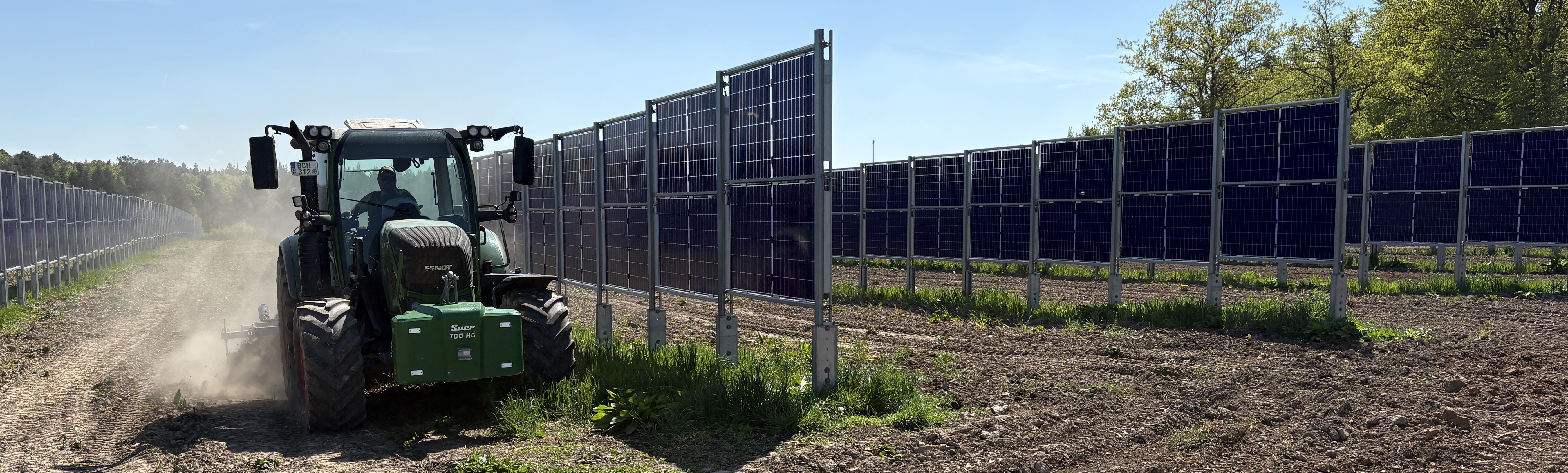 Die vertikal Agri-PV-Anlage in Neusaß ermöglicht, dass über 90 Prozent der Fläche zwischen den Modulreihen weiterhin landwirtschaftlich bewirtschaftet werden kann. (Bild Gerd Herold)