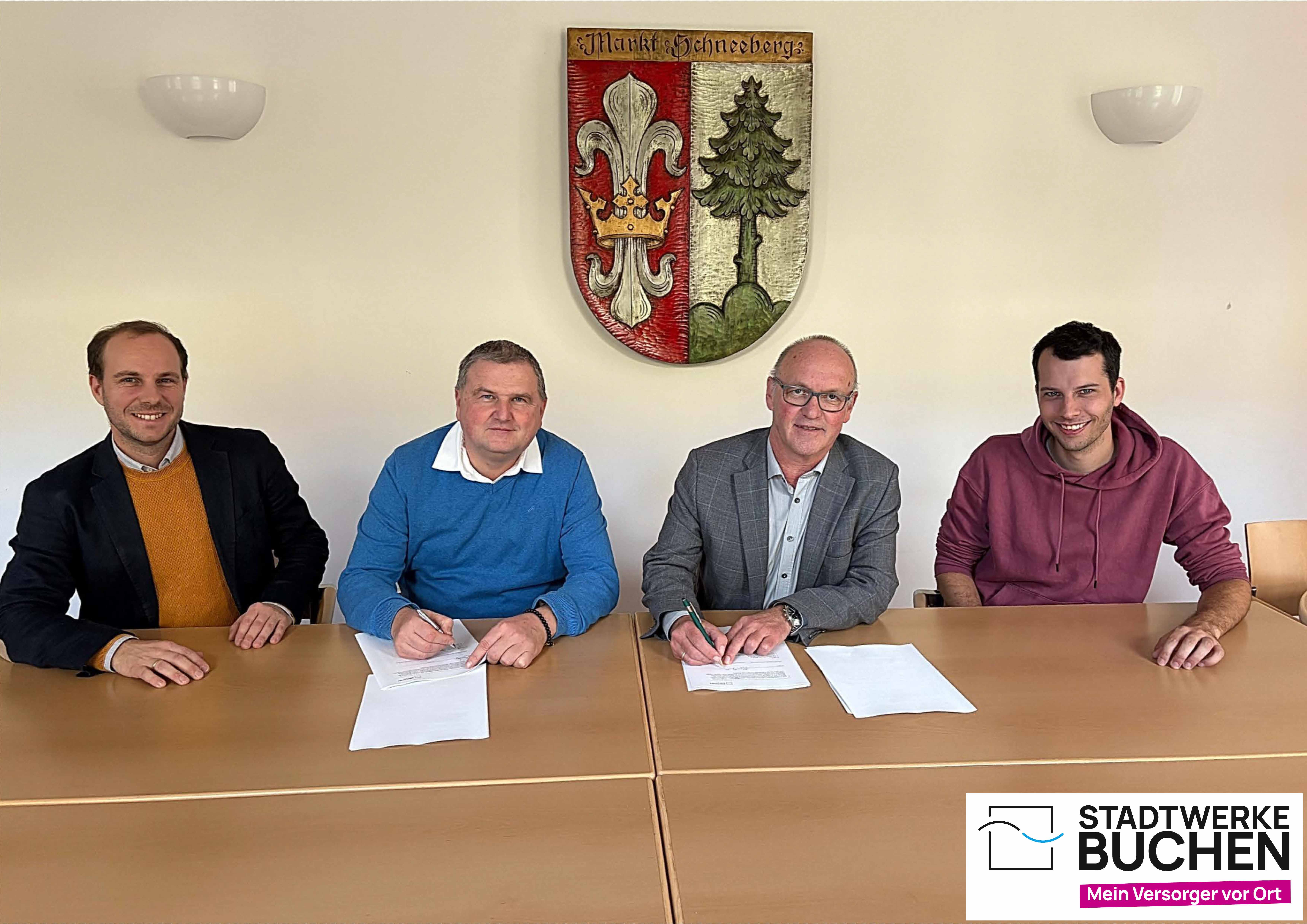 „Historischer Handschlag: Andreas Stein, technischer Geschäftsführer der Stadtwerke Buchen und der Schneeberger Bürgermeister, Kurt Repp unterzeichnen den Vertrag zur technischen Betriebsführung der Wasserverteilnetze in Markt Schneeberg. Von links: Maurice Matthé Abteilungsleiter Gas/Wasser/Bäder und Andreas Stein, beide Stadtwerke Buchen, Bürgermeister Kurt Repp und Kämmerer Florian Bleifuß, beide Markt Schneeberg (Text Gerd Herold, Bild Gabi Schmitt Markt Schneeberg)