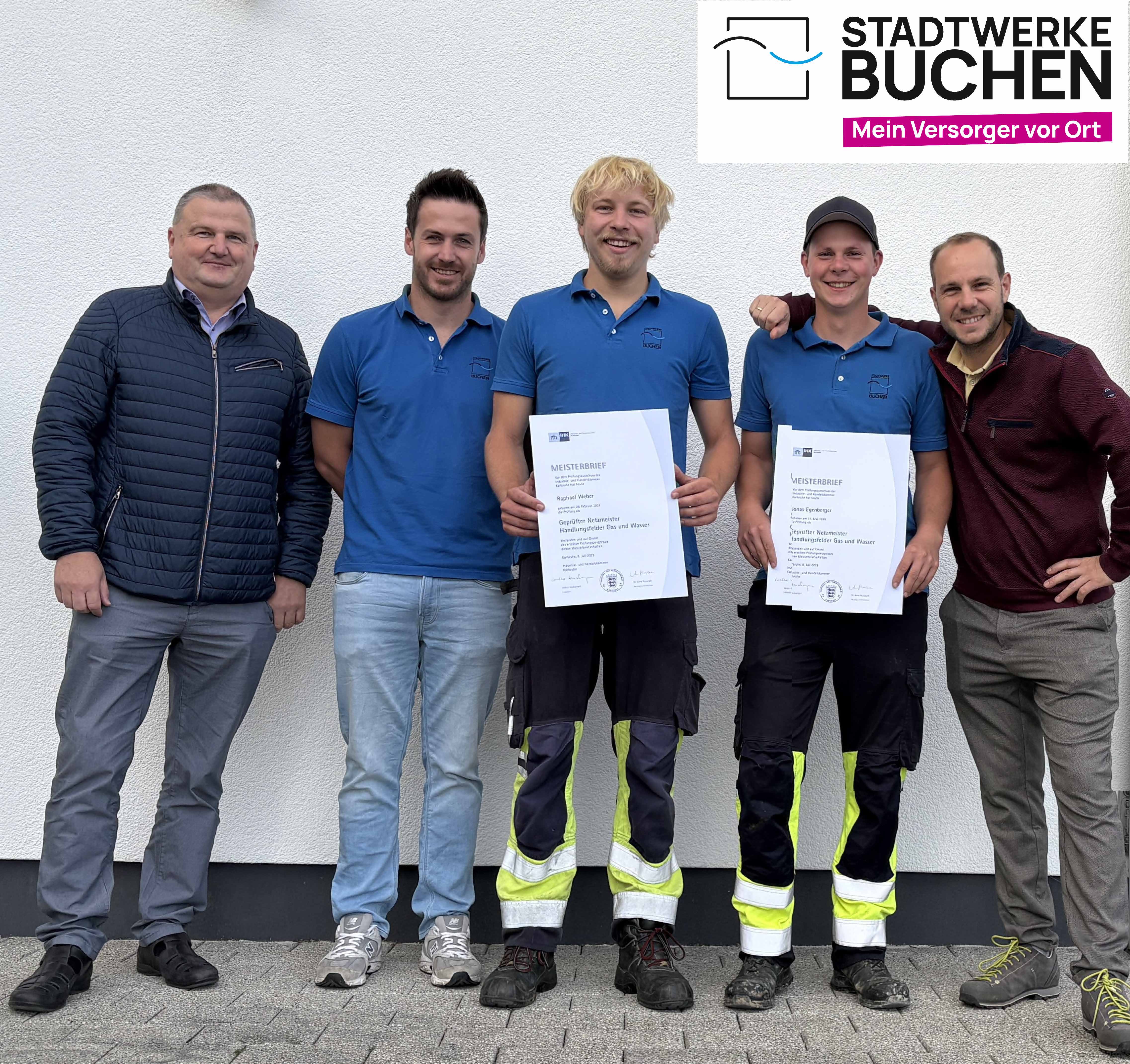 Jonas Egenberger und Raphael Weber legten erfolgreich die Prüfung zum Geprüften Netzmeister in den Handlungsfeldern Gas und Wasser vor dem zuständigen Prüfungsausschuss der Industrie- und Handelskammer Karlsruhe ab.