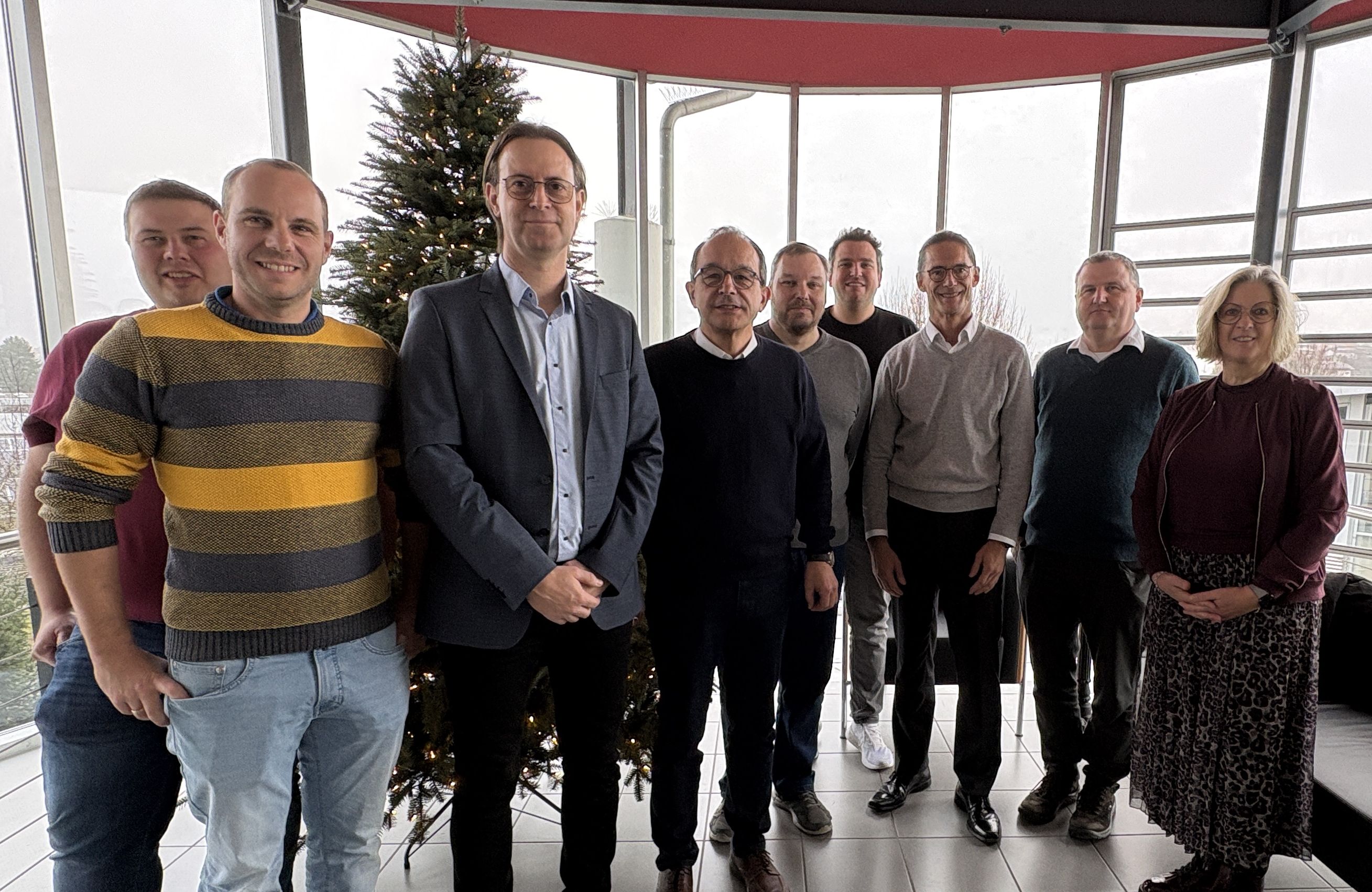 Holger Gramlich von den Stadtwerken Buchen feierte sein 25-jähriges Dienstjubiläum. Zu diesem besonderen Anlass gratulierten ihm unter anderem Bürgermeister Roland Burger, die beiden Geschäftsführer der Stadtwerke Buchen Andreas Stein und Matthias Gruber, die Betriebsratsvorsitzende Beatrice Herold, sowie Kollegen aus verschiedenen Abteilungen – Bild und Text: Gerd Herold