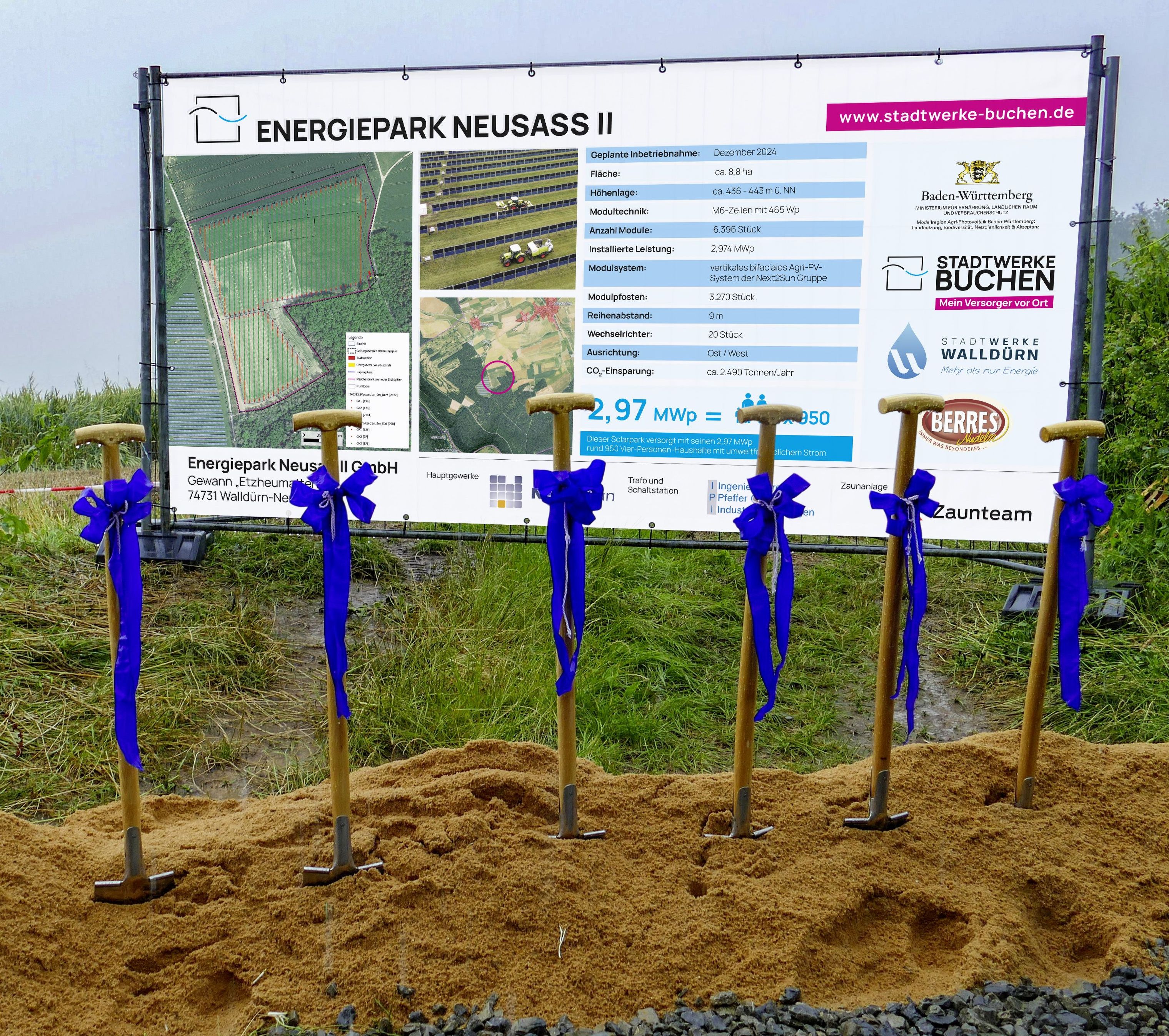 Bei Dauerregen wurde in Neusaß ins Sonnenzeitalter gestartet  Landwirtschaft und Stromerzeugung gehen auf der neun Hektar großen Fläche Hand in Hand.