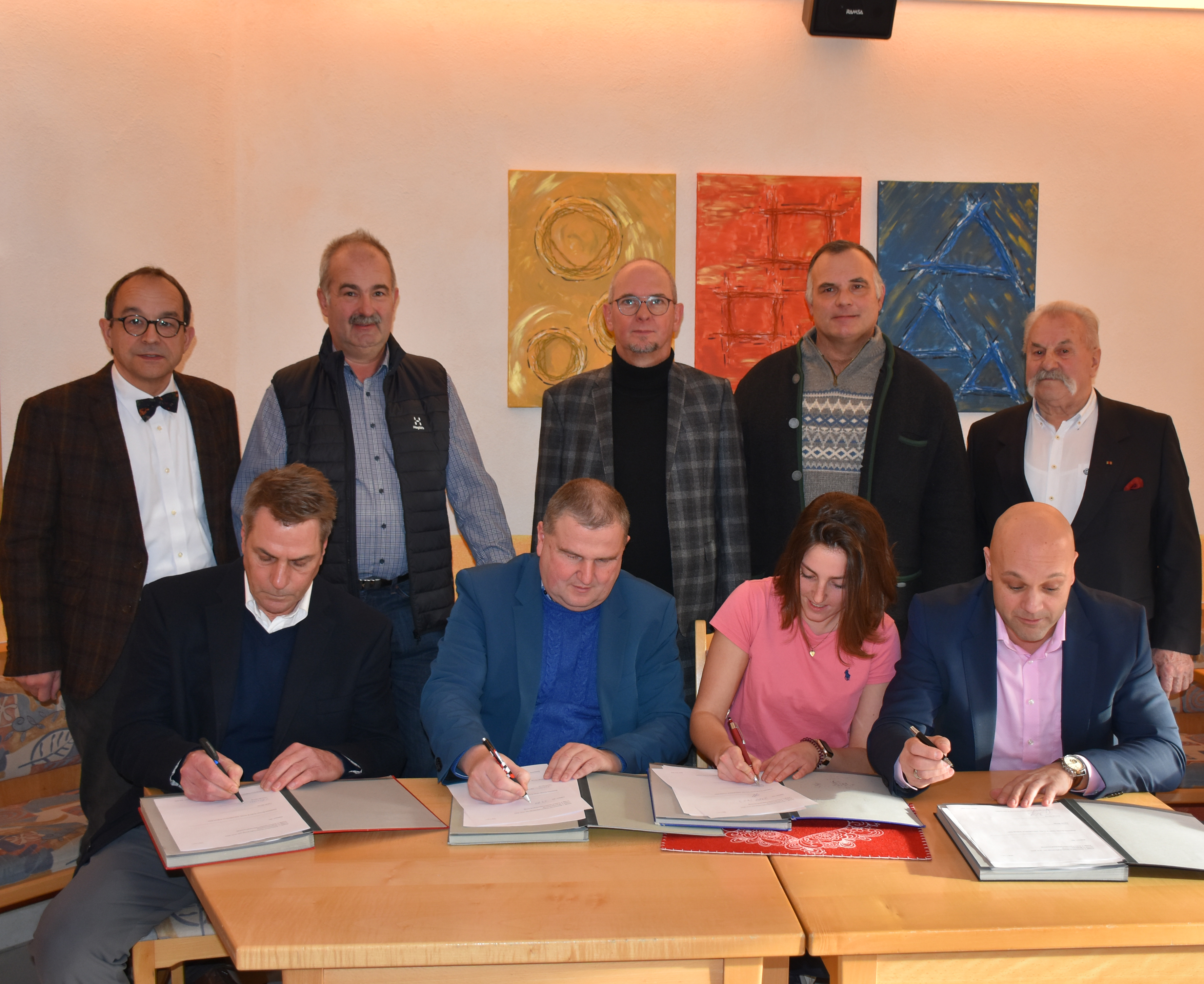 Thomas Hennig, Andreas Stein, Carolin Berres und Rudolf Hußlein (Vorne, v. l.) unterzeichneten im Beisein von Roland Burger, Reinhard Berres, Markus Günther, Erich Bundschuh und Heinrich Hennig (v. l.) den Vertrag zum Agri-PV Park Neusaß II.