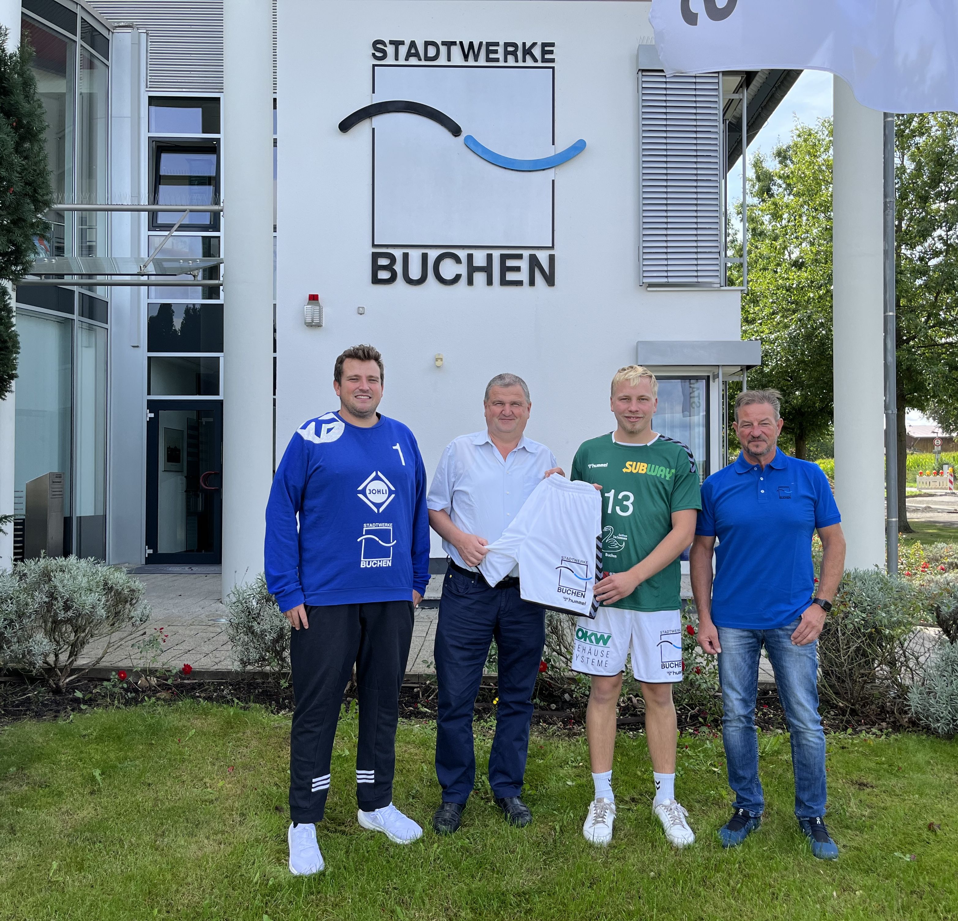 Andreas Stein, Geschäftsführer der Stadtwerke Buchen bei der Übergabe der neuen Trikots für die Saison 2023/24 an die 1. Herrenmannschaft Handball Verbandsliga Baden des TSV Buchen (von links: Fabian Nirmaier, Andreas Stein, Raphael Weber, Gerd Herold)