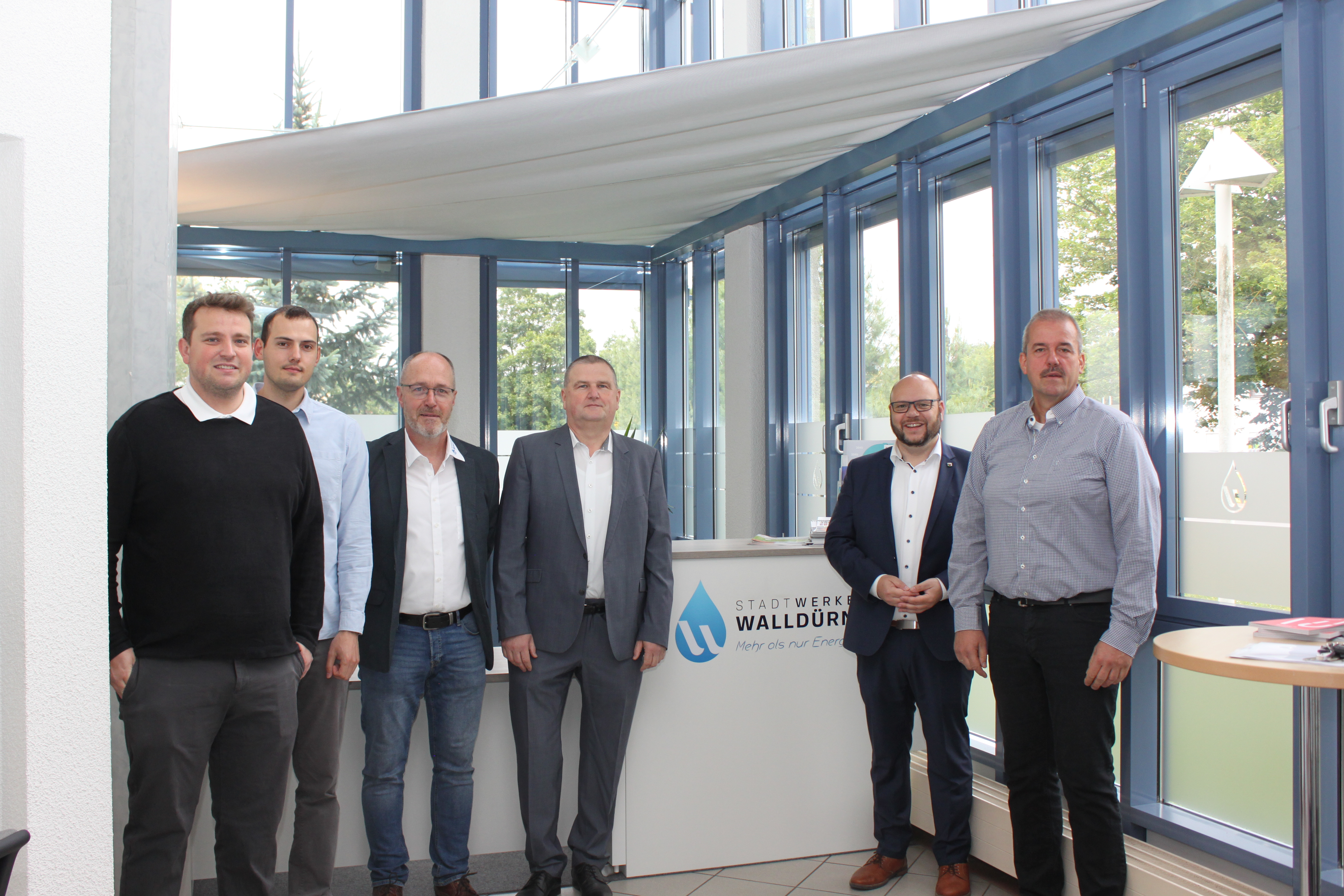Das neue Führungsteam der Stadtwerke Walldürn GmbH hat offiziell seine Arbeit aufgenommen. Am 3. Juni 2024 wurde das Team den Mitarbeitern im Beisein des Aufsichtsratsvorsitzenden und Bürgermeisters Meikel Dörr vorgestellt. Unser Bild zeigt von links nach rechts: Prokurist Fabian Nirmaier Abteilungsleiter Christoph Aicher Prokurist Achim Spohrer Geschäftsführer Andreas Stein Aufsichtsratsvorsitzender Bürgermeister Meikel Dörr Abteilungsleiter Markus Schindler