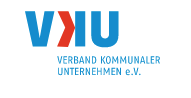 Logo des VKU in blau mit rotem verdrehtem K
